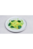 Ravioli alla senese fatti a mano ripieni di spinaci e ricotta serviti in delicata salsa verde